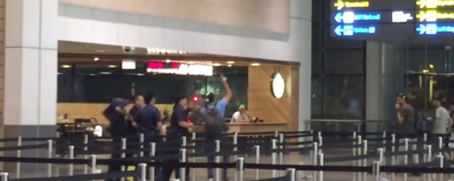 Przesiadka tego pasażera potrwa pół roku. Zaatakował policjantów na lotnisku, aresztowano go… 3 razy