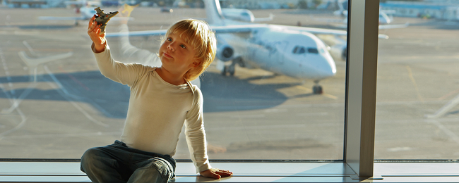 „Daleko jeszcze?” – to koszmar każdego rodzica. Naukowcy zbadali sprawę i wiedzą, jak zająć dziecko w samolocie