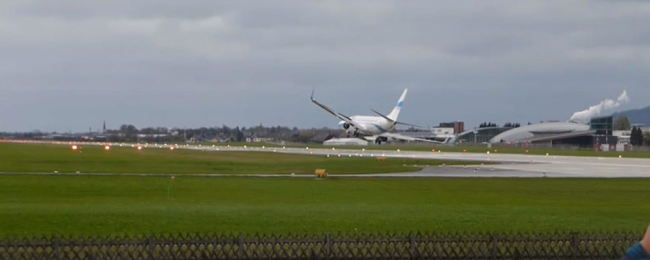 Wyglądało strasznie. Samolot Enter Air walczył z huraganem na lotnisku w Salzburgu