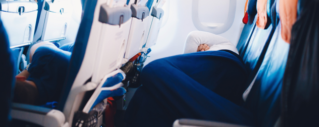 Jak się wyspać w samolocie? Znamy najlepszą pozycję