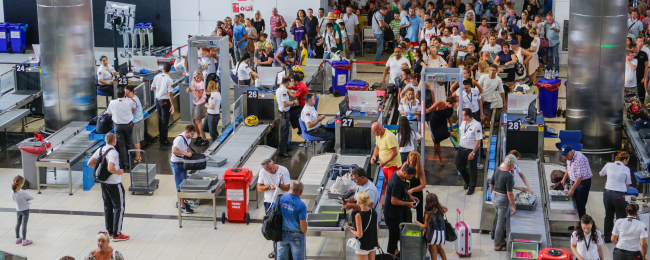 Koniec kolejek! Na tym lotnisku umówisz się do kontroli na konkretną godzinę i przejdziesz ją od razu
