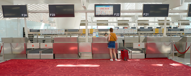 Wykładzina na lotnisku. Zastanawiałeś się kiedyś, po co tam jest?