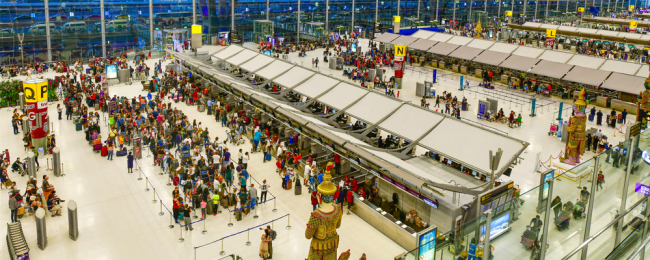 Rodzina z małymi dziećmi utknęła na lotnisku. Koczuje tam ponad 2 miesiące