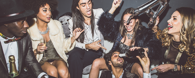 Zobacz jak spędza się Sylwestra w samolocie. Szampańska zabawa czy najnudniejszy lot w roku?