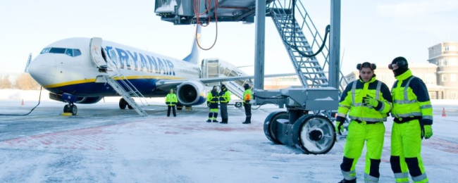 Ryanair „uwięził” pasażerów w samolocie na prawie 7 godzin bez jedzenia i picia. „Napoje? Trzeba sobie kupić”