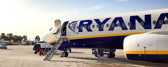 Ryanair zniósł dodatkową opłatę. Miało być taniej, ale… ceny biletów i tak wzrosły!