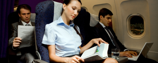 Linia lotnicza użyła cieńszego papieru do magazynu pokładowego. I… zaoszczędziła milion PLN!