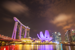 Zdumiewające miasta na wieczorne spacery. Zakochaj się w nich po zmroku