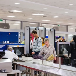 Źle zachowywałeś się w samolocie? Stracisz przywileje i postoisz w dłuższej kolejce na lotnisku