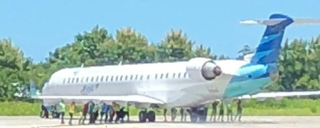 „Pchamy, panowie!” Samolot linii Garuda utknął na pasie startowym i musiał być przepchnięty przez 20 ludzi