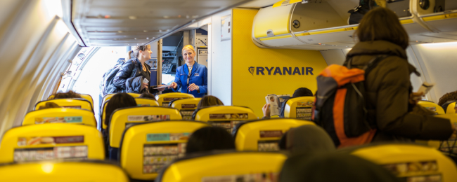 Pijany Polak dostał dożywotni zakaz lotów od Ryanaira. Przewrócił się na 3-letnie dziecko