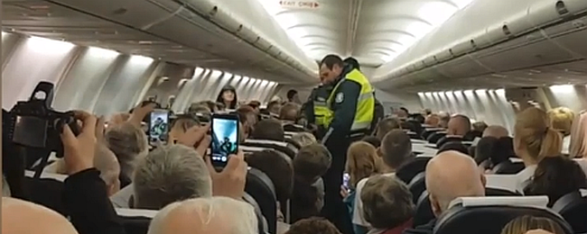 Pasażer zaatakował stewardesę w samolocie lecącym z Wrocławia do Egiptu. Przymusowe lądowanie w Sofii