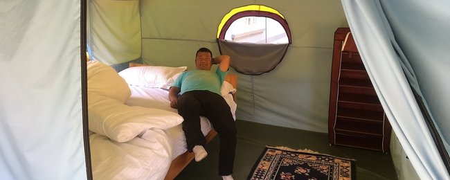 Na Mount Everest w wersji „na bogato”. Pub i salon masażu w bazie. Upadek ideałów górskich?