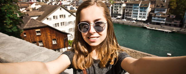 Realia podróżowania młodzieży. „Latam za hajs starych”