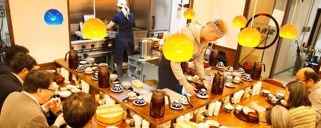 Restauracja, w której NAPRAWDĘ można zjeść posiłek za darmo, odpracowując go w kuchni