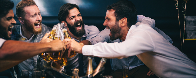 Tak imprezują i wyjeżdżają Polacy! Na tropie wieczorów kawalerskich i panieńskich