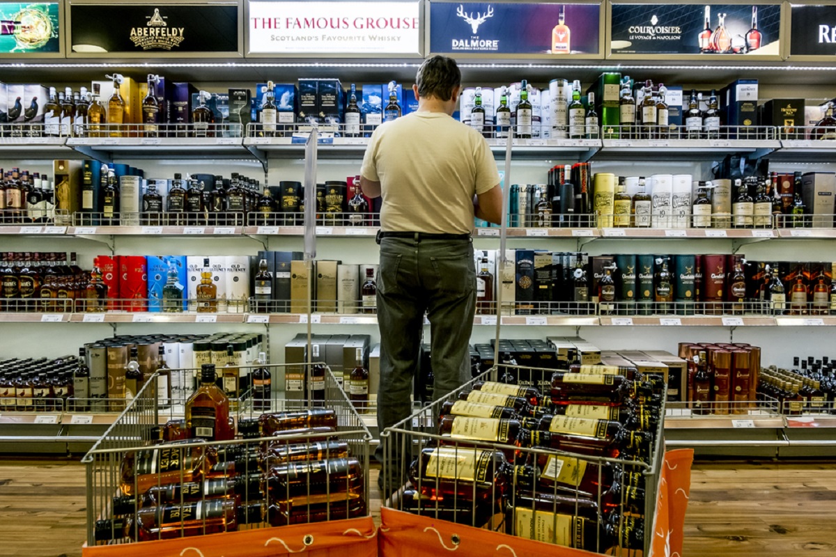Czy polskie lotniska naprawdę są tak drogie? Porównaliśmy ceny w „Duty Free” ze zwykłymi sklepami