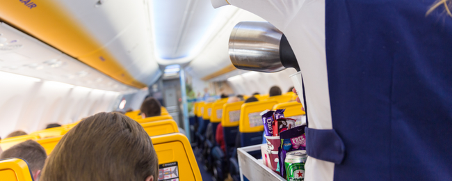 Porównujemy ceny jedzenia i picia w liniach lotniczych. Czy naprawdę jest aż tak drogo?