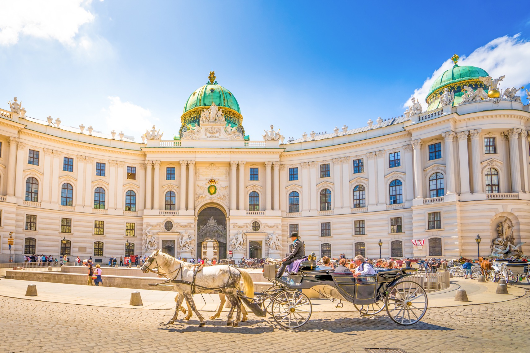 Wakacyjne loty do Austrii, Niemiec, Belgii, Szwajcarii, Anglii, na Ukrainę i Litwę z 7 polskich miast do 98 PLN
