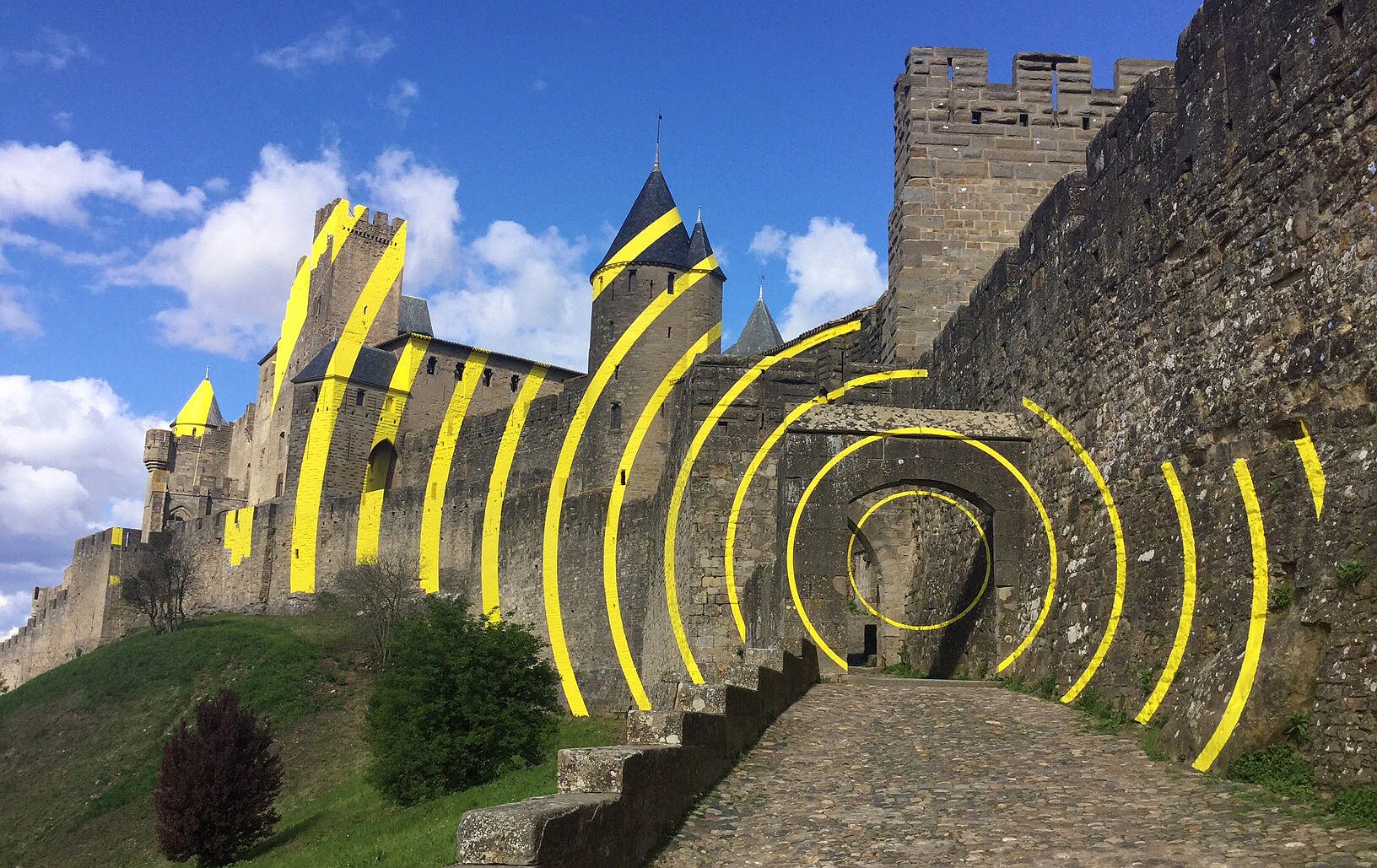 Druga najczęściej odwiedzana francuska atrakcja wygląda teraz jak strzelnica. Turystyczny koszmarek?