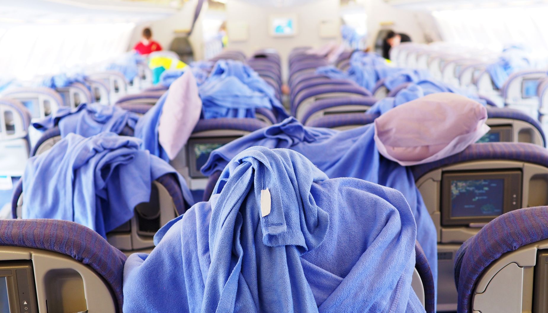 Co się dzieje z kocykami i innymi przedmiotami, które zostały wykorzystane przez pasażerów podczas lotu?