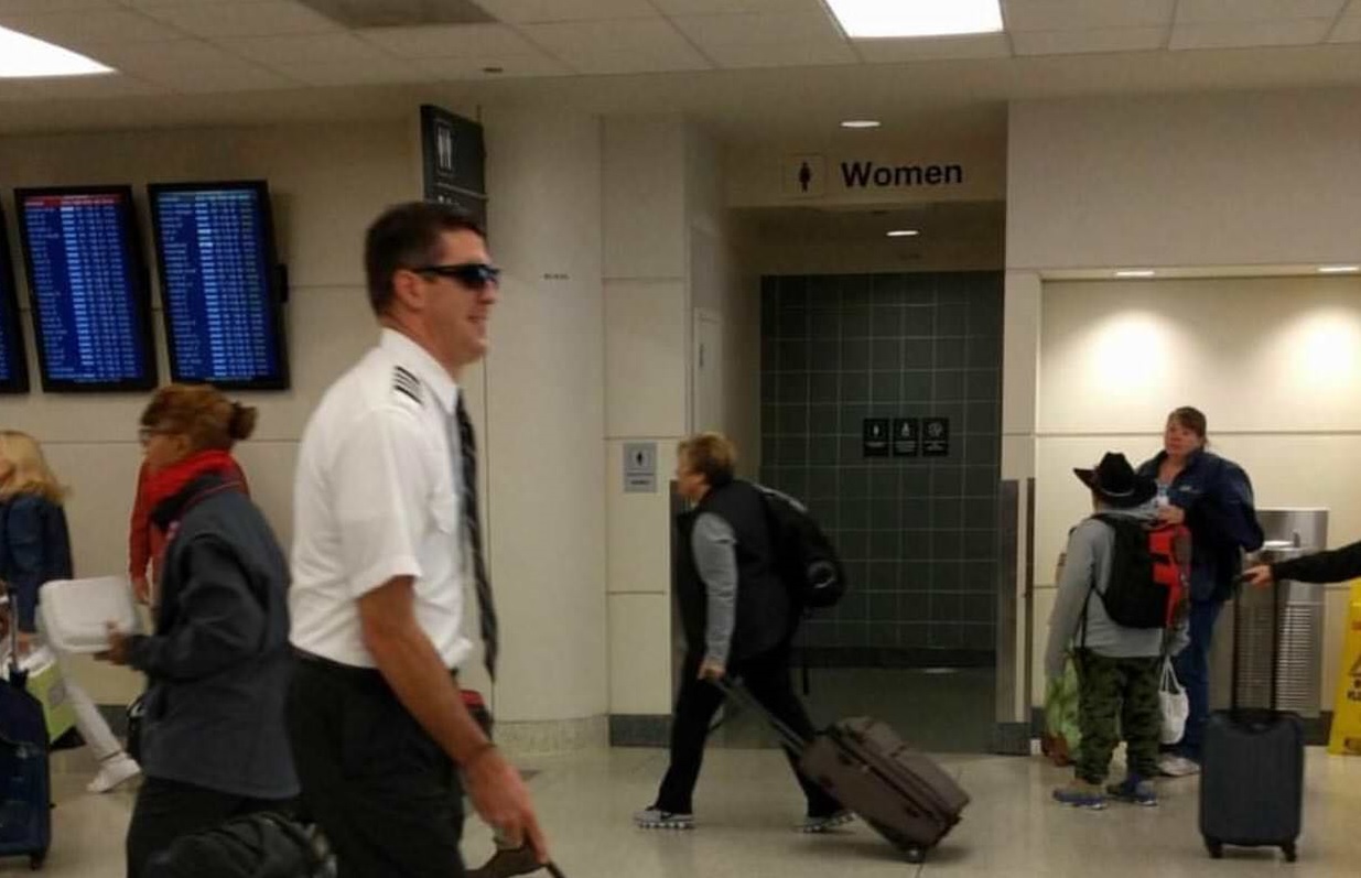 Niewidomy pilot? Mężczyzna zażartował z pasażerów, ale nie wszyscy docenili inwencję