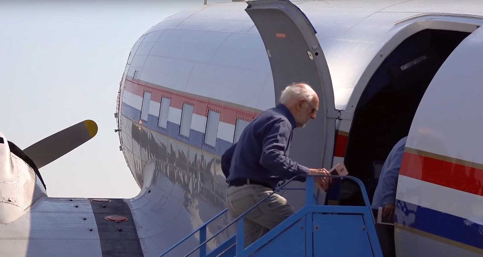 Europejska linia lotnicza zrealizowała bilet z… 1935 roku! Niespodzianka dla dziadka od prawnuczka