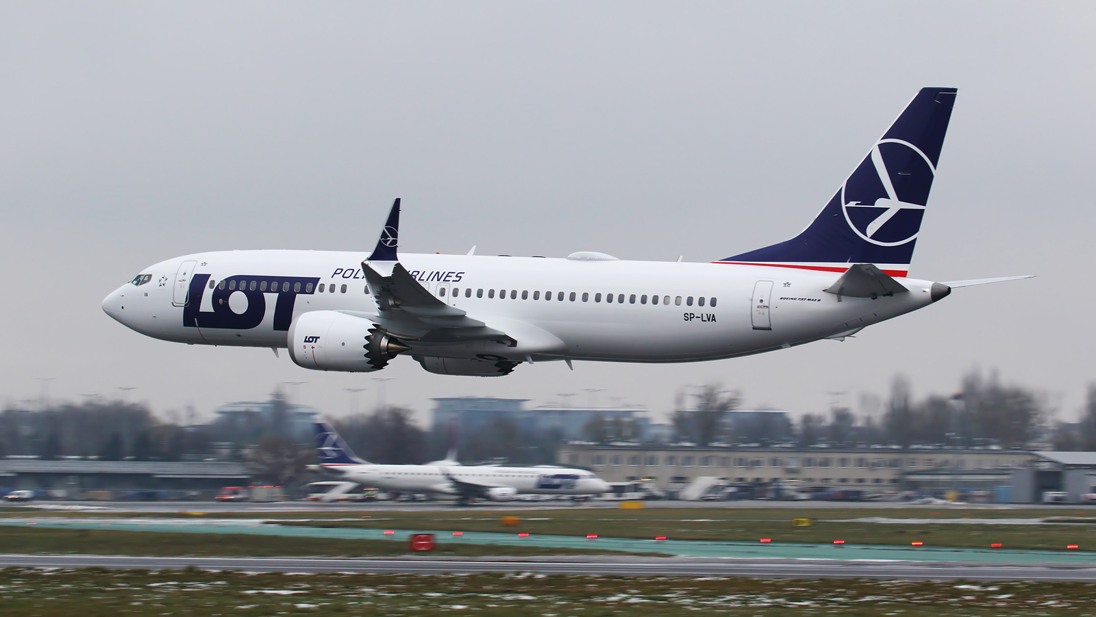 Boeing 737 MAX 8 LOT