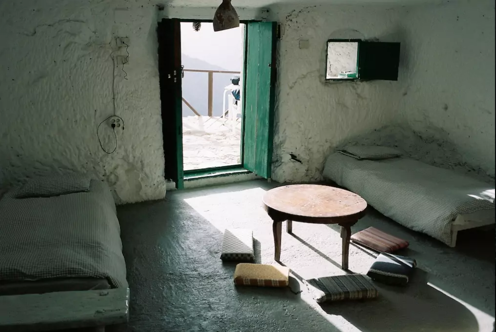 airbnb jaskinia