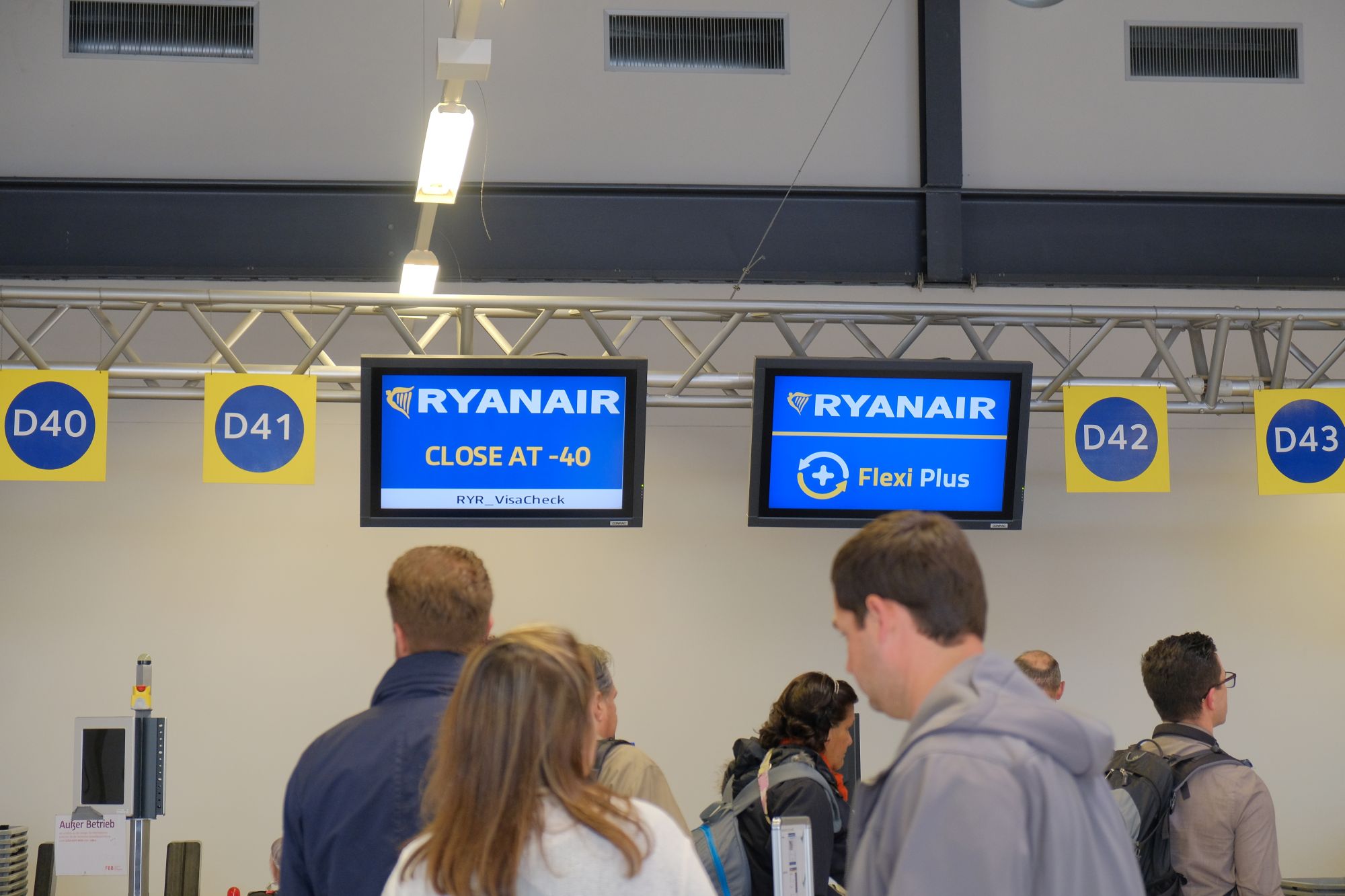 Ryanair przesadza i… zjada własny ogon! Miało być tanio, a oni podnoszą kolejne opłaty