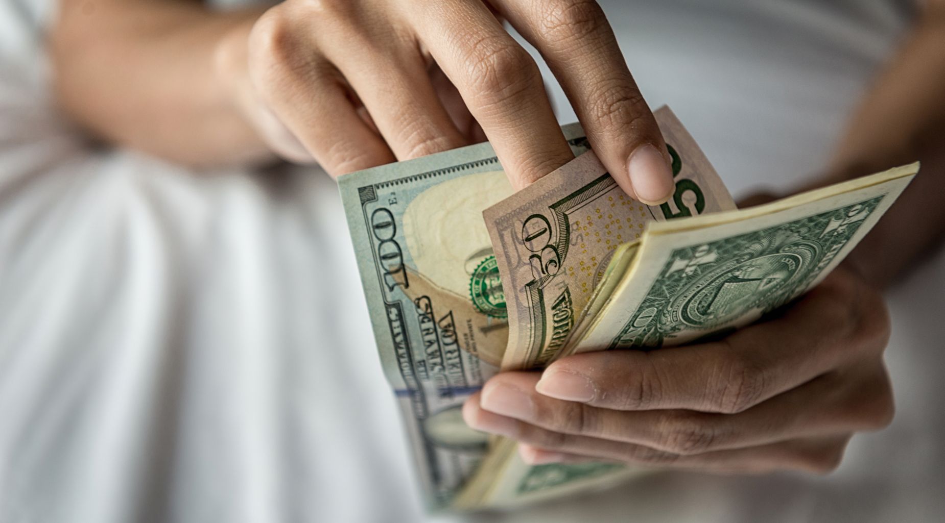 Mocny dolar? Dla niektórych oznacza to tańsze wakacje. Gdzie zapłacimy mniej niż rok temu?