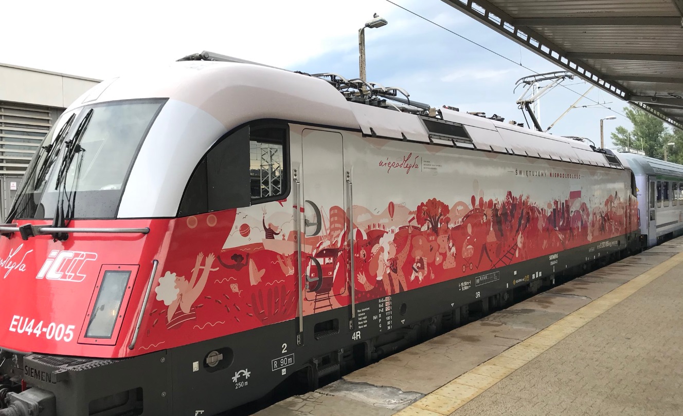 Nie tylko Dreamliner. Pociągi też mają malowanie z okazji 100-lecia odzyskania niepodległości. Lepsze niż LOT?