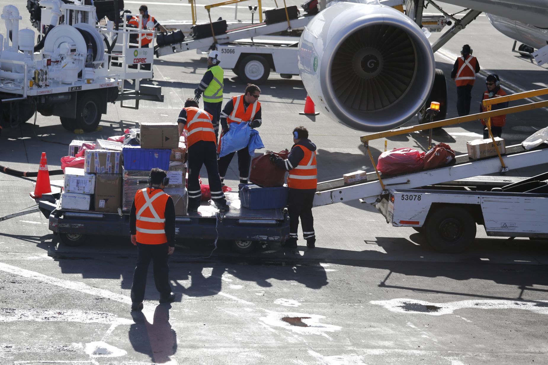 78 rolek papieru toaletowego, blisko 400 buteleczek wina. Czy wiecie, ile przedmiotów podróżuje z Wami samolotem?