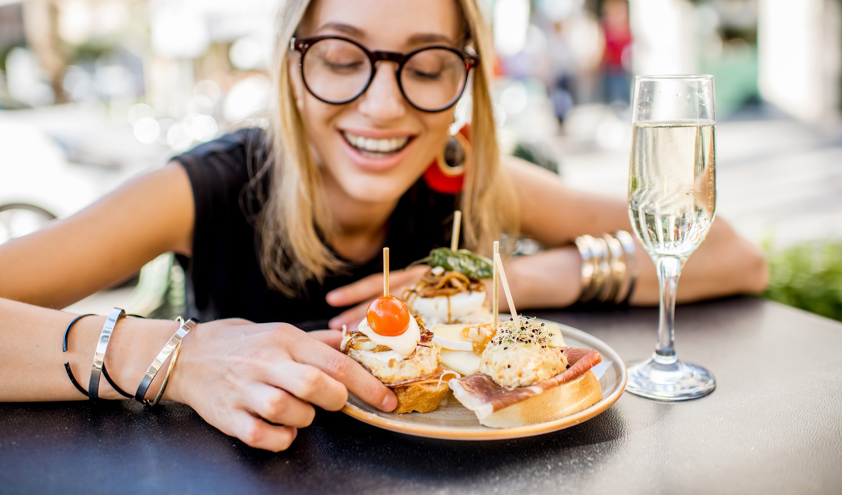 Wystarczy niewiele ponad 4 PLN, by spróbować najlepszych dań świata. Podróżnicza uczta nie musi kosztować fortuny!