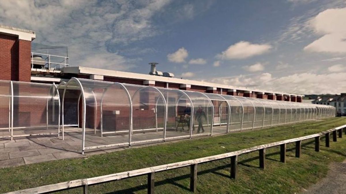 “Współczesny Tadż Mahal” i “kandydat na listę UNESCO”. Trolling internautów nie zna granic – zrobili atrakcję turystyczną z… plastikowego dachu przy supermarkecie