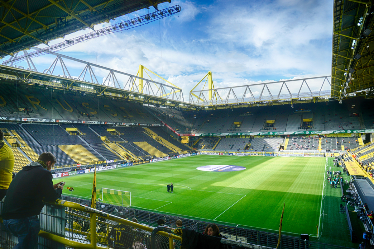 Wyjazd na mecz Ligi Mistrzów: Borussia Dortmund – Club Brugge za 393 PLN (458 PLN bez WDC). Loty z Katowic, nocleg, bilet na spotkanie