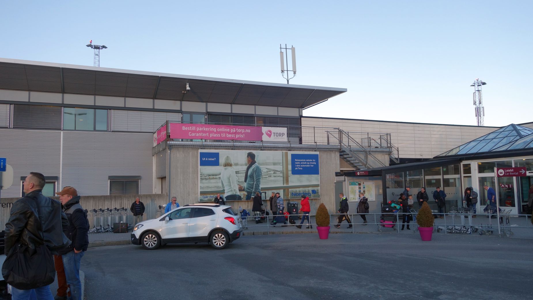 Lotniska, które noszą nazwę danego miasta… a są od niego oddalone o dziesiątki kilometrów. Takie pułapki stawiają przed nami tanie linie