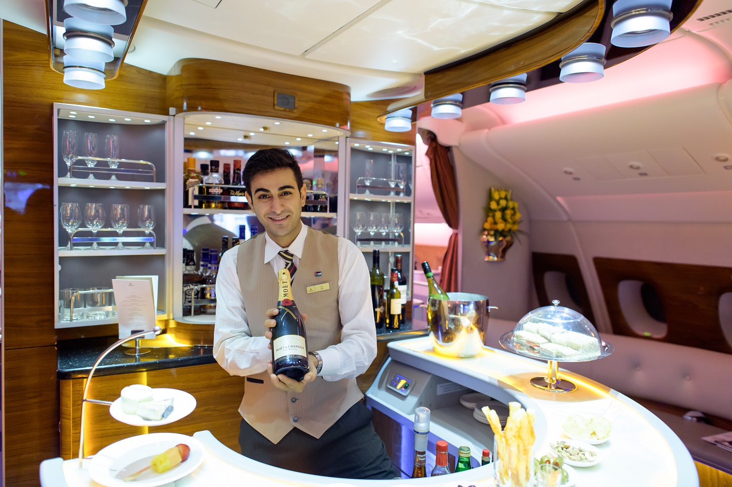 Lecisz do Dubaju? Uważaj, by na pokładzie nie przesadzić z procentami – to może Ci przynieść problemy. Ostra krytyka linii Emirates