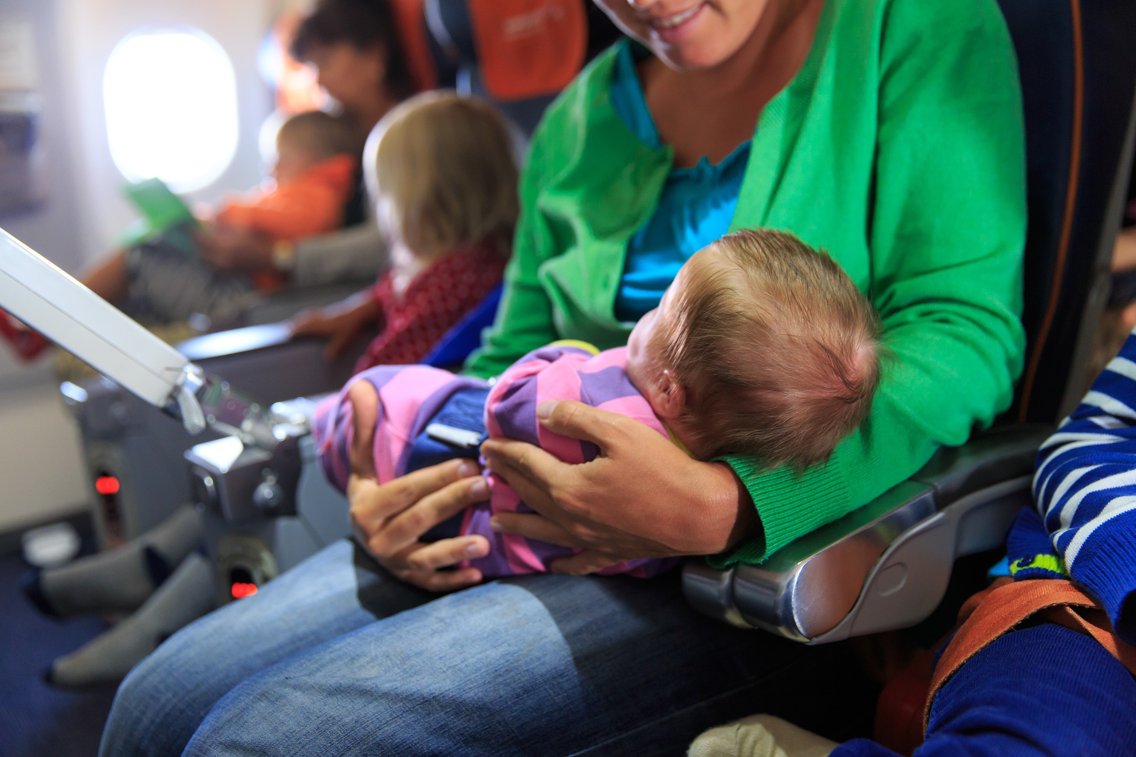 Koszmar każdego pasażera, czyli krzyczące dzieci. Jak przetrwać taki lot bez szwanku?