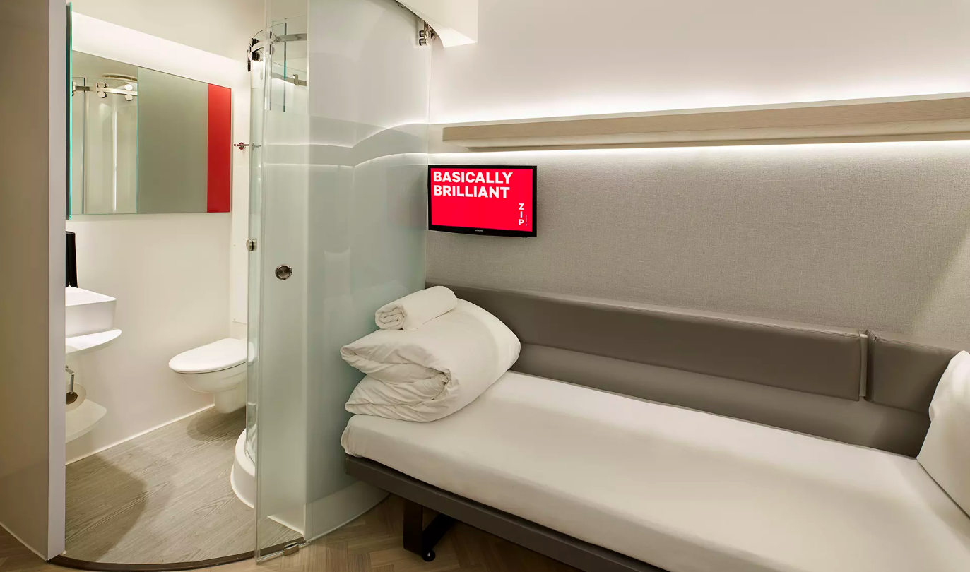 Powstaje globalna sieć hotelowa jak tania linia lotnicza! Luksusowy pokój mniejszy o połowę i płatne dodatki, za to cena – 90 PLN za noc!