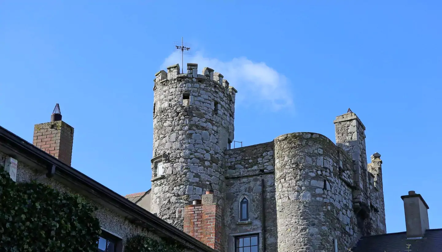 Wypocznij jak król! 3-dniowy pobyt ze śniadaniami w zamku w Irlandii za 961 PLN (loty z Warszawy, noclegi, auto)