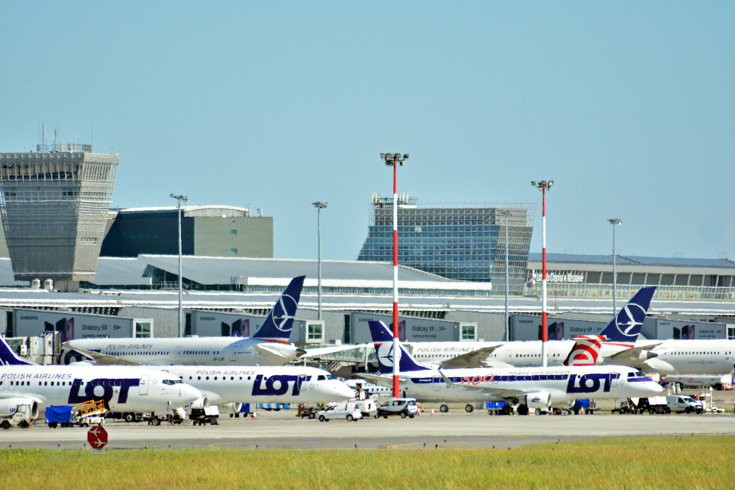 Wrze w siedzibie LOT. Są pyskówki i deklaracja, że LOT przywróci do pracy zwolnionych pracowników, jeśli… wyrażą skruchę