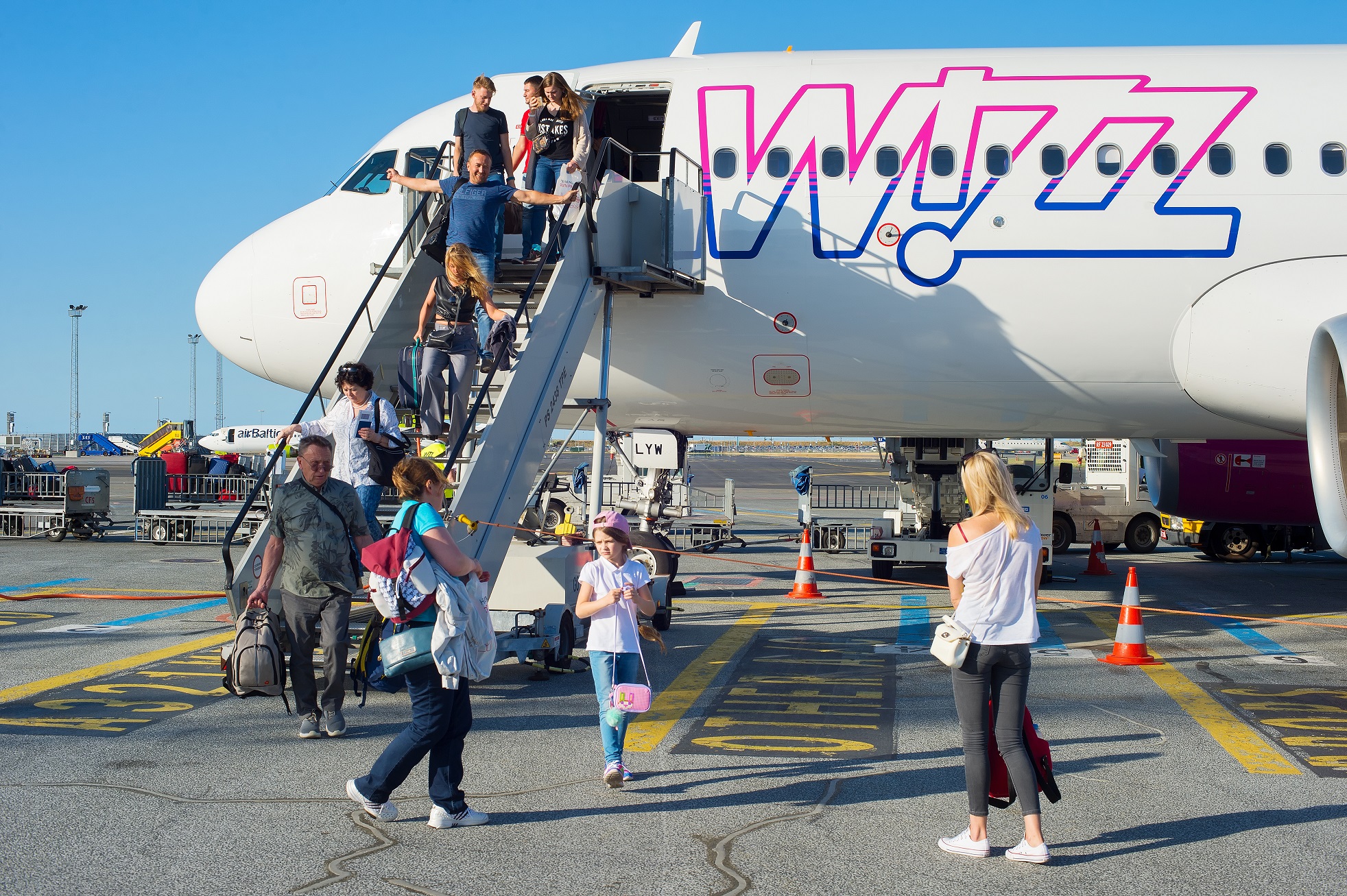 Wizz Air znów miesza w regulaminie. Bagaż podręczny tylko bez kółek albo większy niż sądziliśmy? Lepiej wstrzymajcie się z zakupami