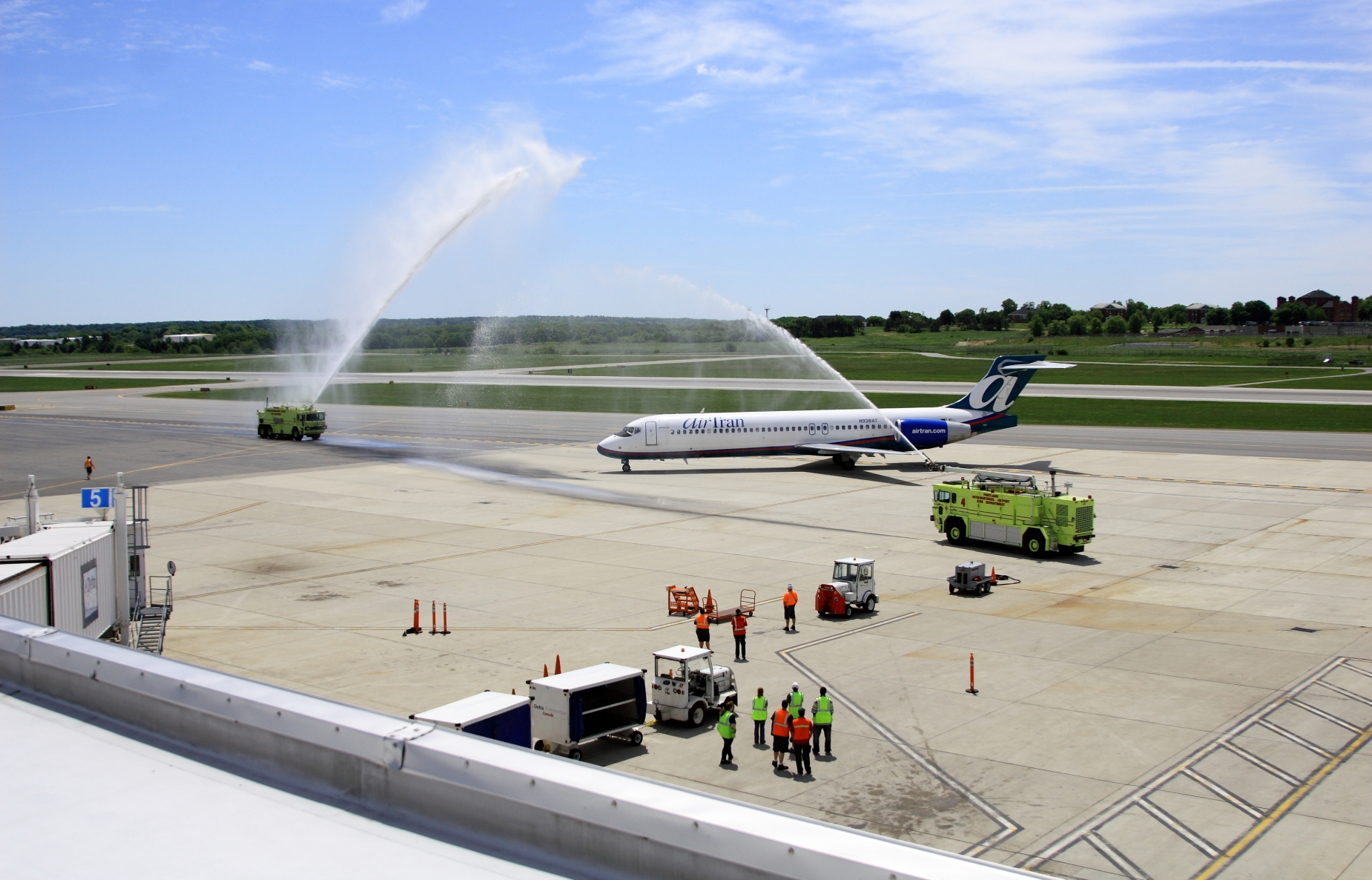 Salut wodny, tort… ale również tablet, wycieczka i prezenty. Jak w Polsce i na świecie witane są nowe linie lotnicze oraz „okrągli” pasażerowie?
