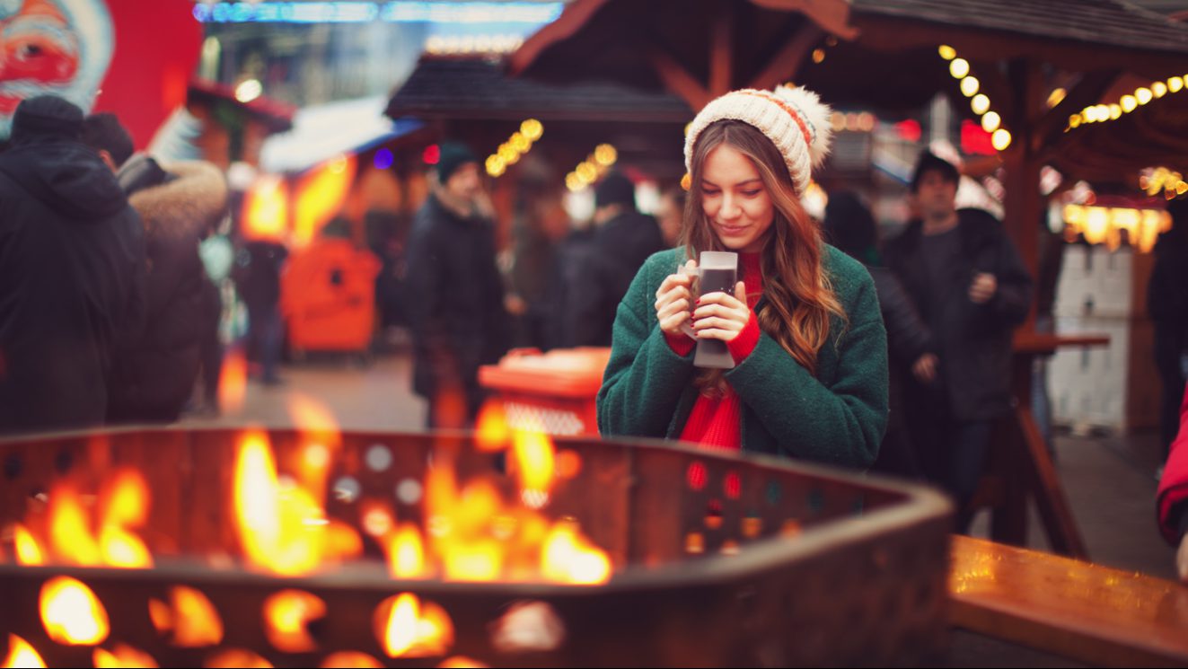 Dziewczyna na jarmarku świątecznym