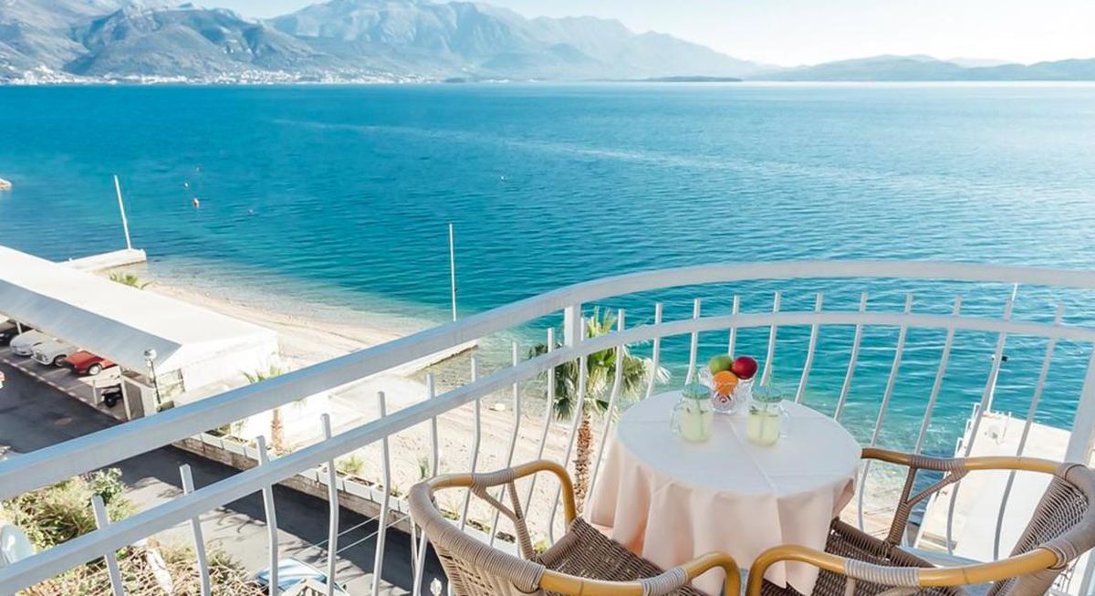 4* hotel z wyżywieniem nad morzem w Czarnogórze za 166 PLN/pokój