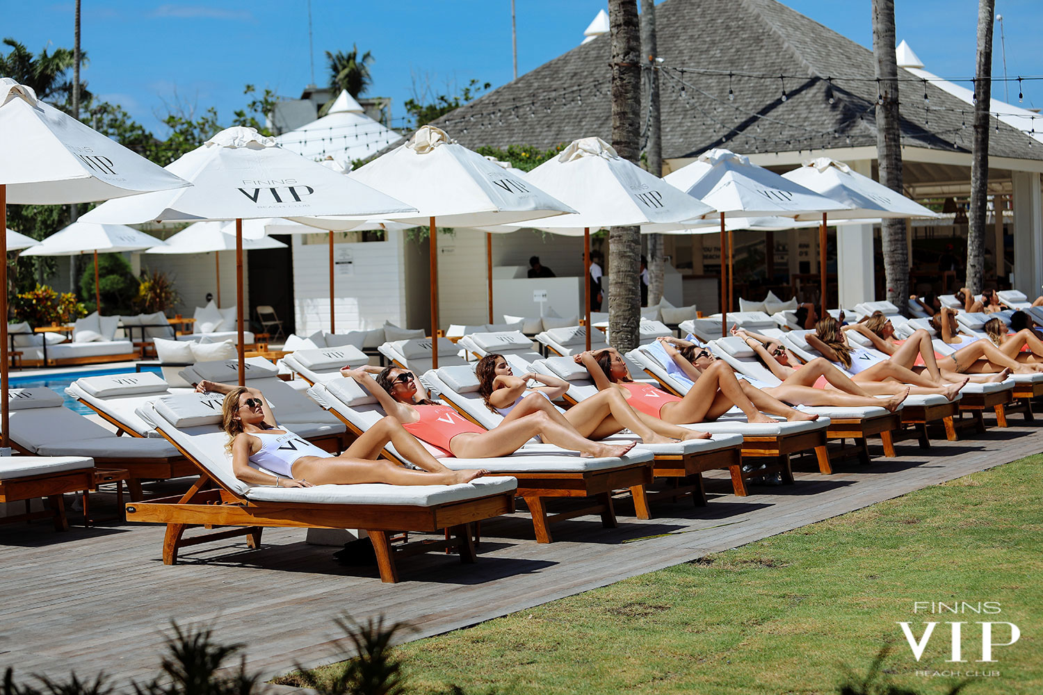 Ponad 880 USD za leżak przy plaży. Bali na nowo definiuje słowo „drogo”