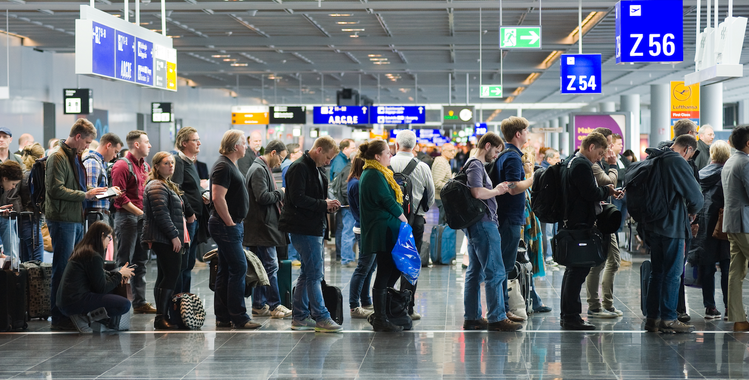Zwlekasz z odprawą do ostatniej chwili? Dużo ryzykujesz! Mogą nie wpuścić Cię do samolotu