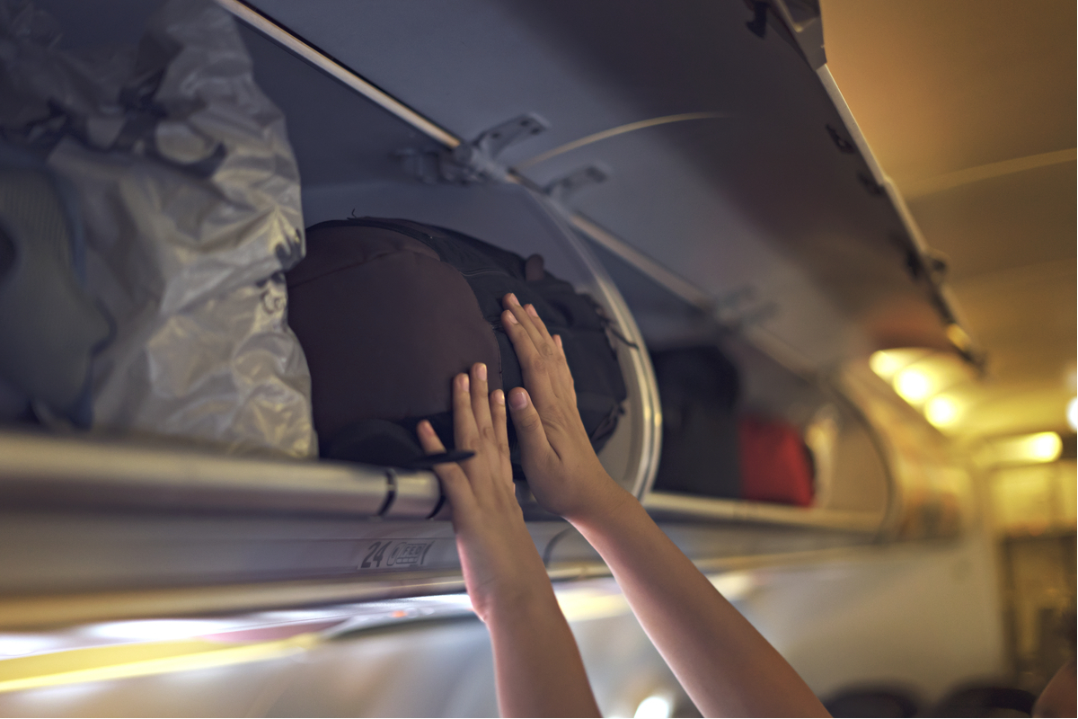 Ryanair zapłaci pasażerce 290 tys. PLN odszkodowania. Bo bagaż spadł jej na głowę