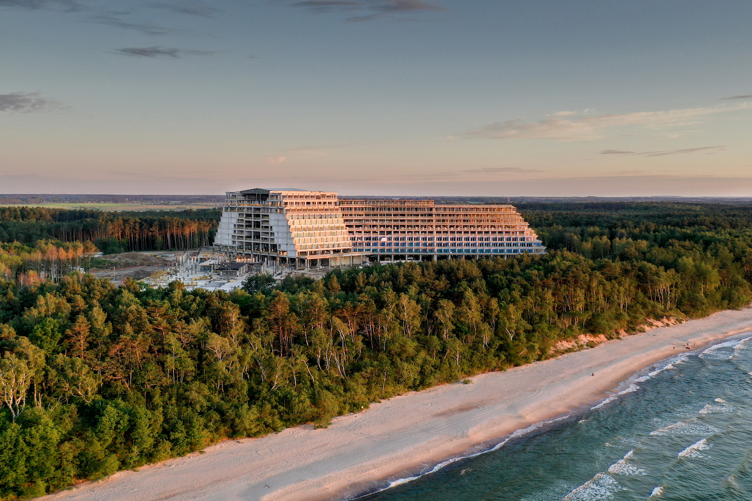 Nad Bałtykiem budują największy hotel w Polsce! Luksusowy „potworek” będzie straszył z daleka